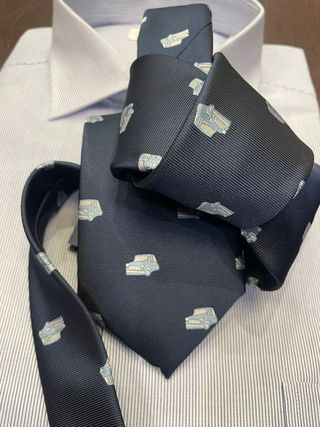 Corbata de seda con coches azul marino