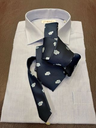 Corbata de seda con coches azul marino