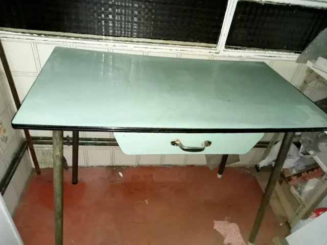 Mesa vintage de cocina verde con cajón.