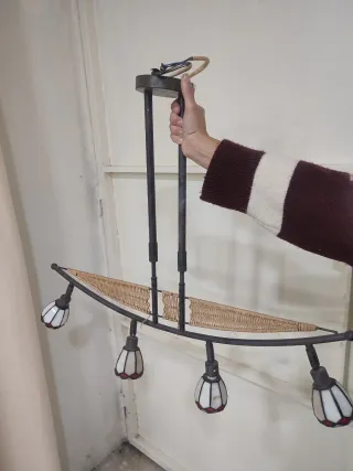 Lámpara de techo rústica mimbre y cristal.