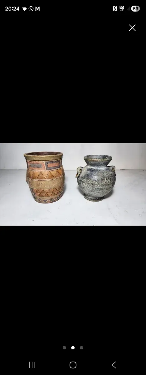 Pareja de piezas de cerámica artesanal.  Vaso dec