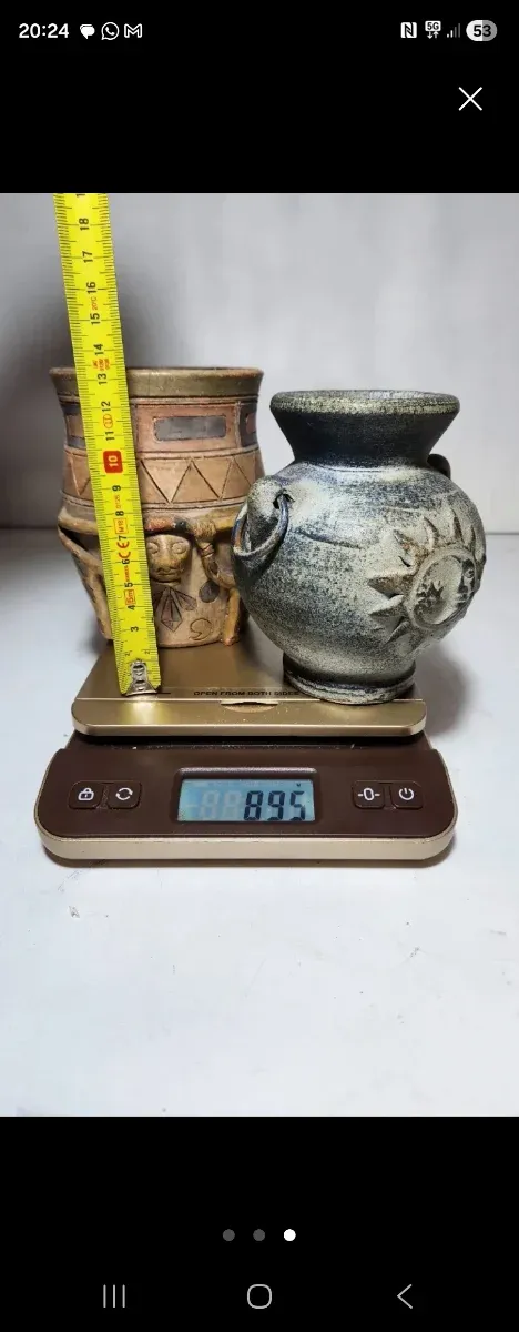 Pareja de piezas de cerámica artesanal.  Vaso dec