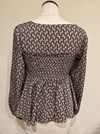 Blusa Beige y Negra con Estampado