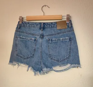 Pantalón vaquero mujer Stradivarius.