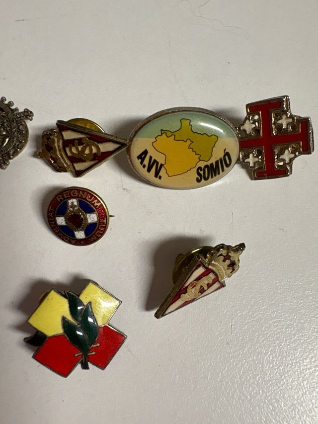 Lote de 10 pines variados, monedas réplicas