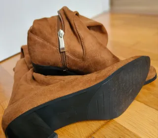 Botas altas marrones de ZARA