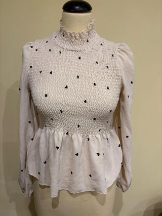 Blusa Beige con Corazones Negros