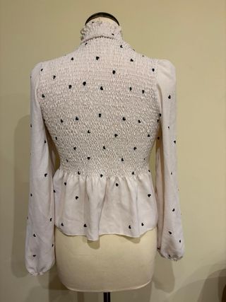 Blusa Beige con Corazones Negros
