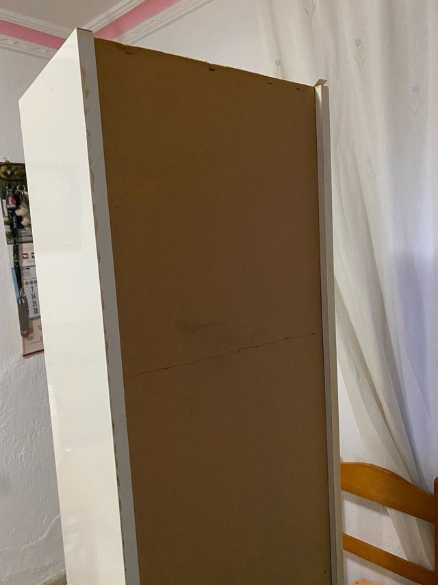 Mueble blanco de madera