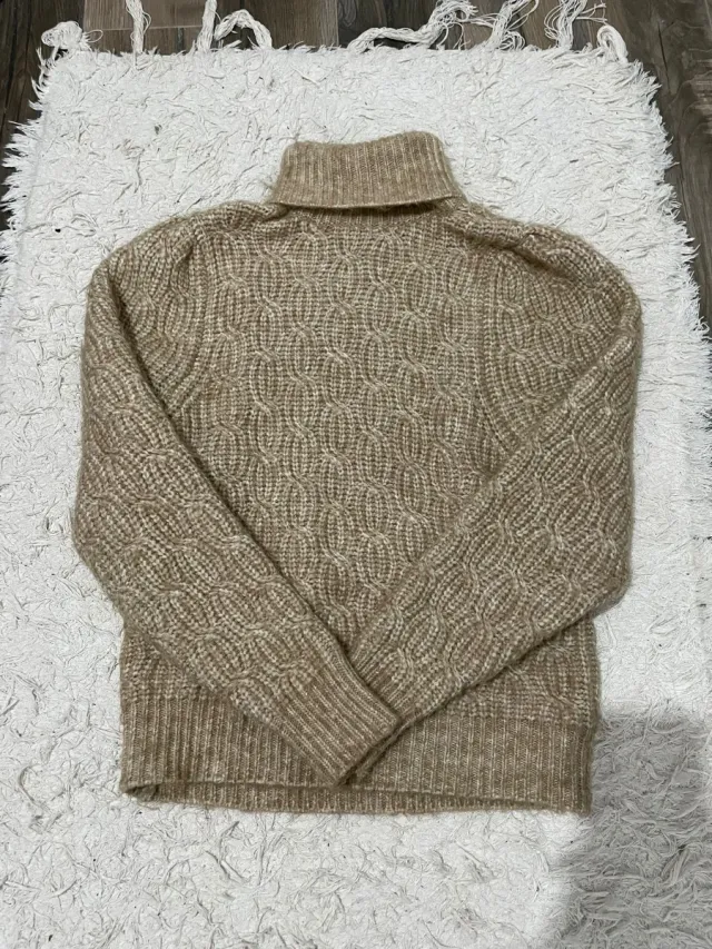 Jersey de cuello alto beige y marrón