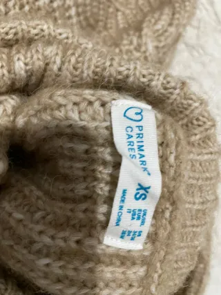 Jersey de cuello alto beige y marrón