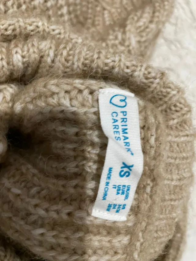 Jersey de cuello alto beige y marrón