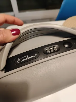 Neceser gris con cierre numérico