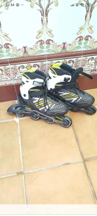 Patines en línea negros y amarillos
