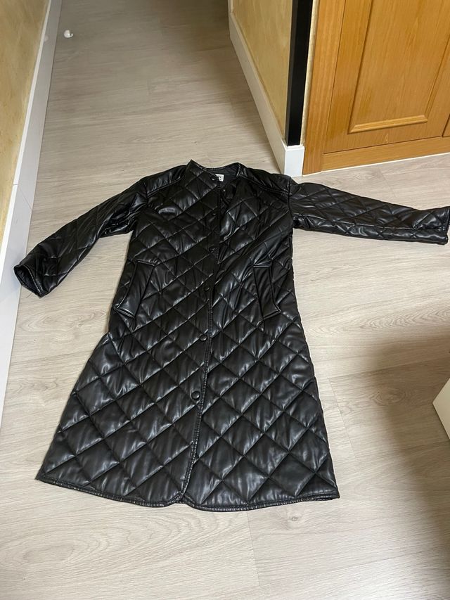 Abrigo largo acolchado negro.  talla hasta 42