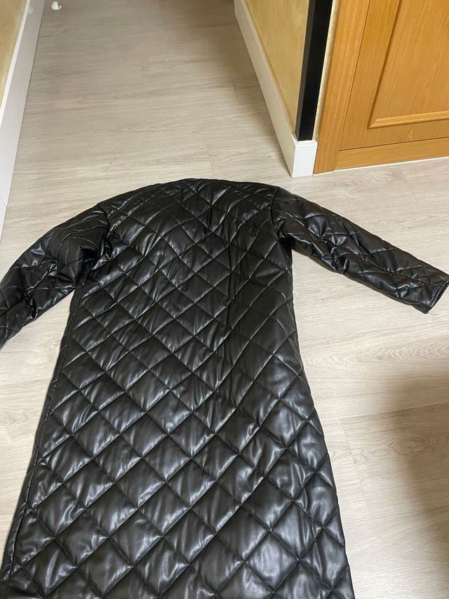 Abrigo largo acolchado negro.  talla hasta 42