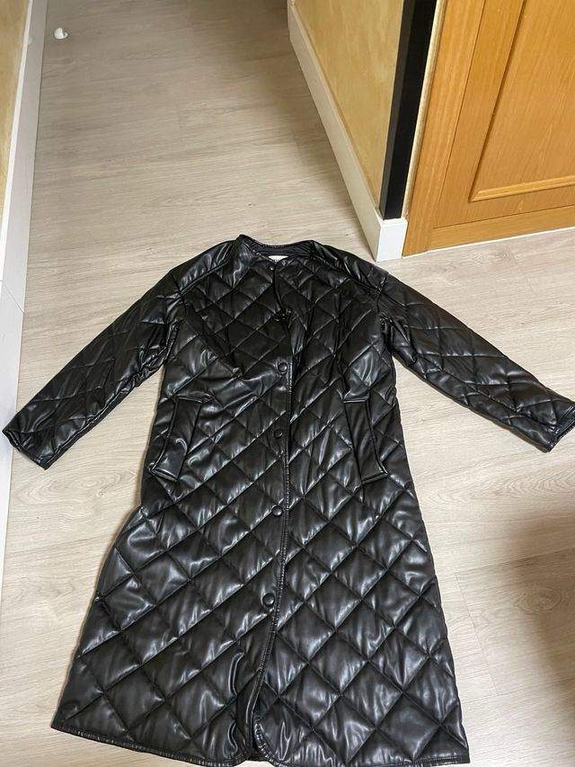 Abrigo largo acolchado negro.  talla hasta 42