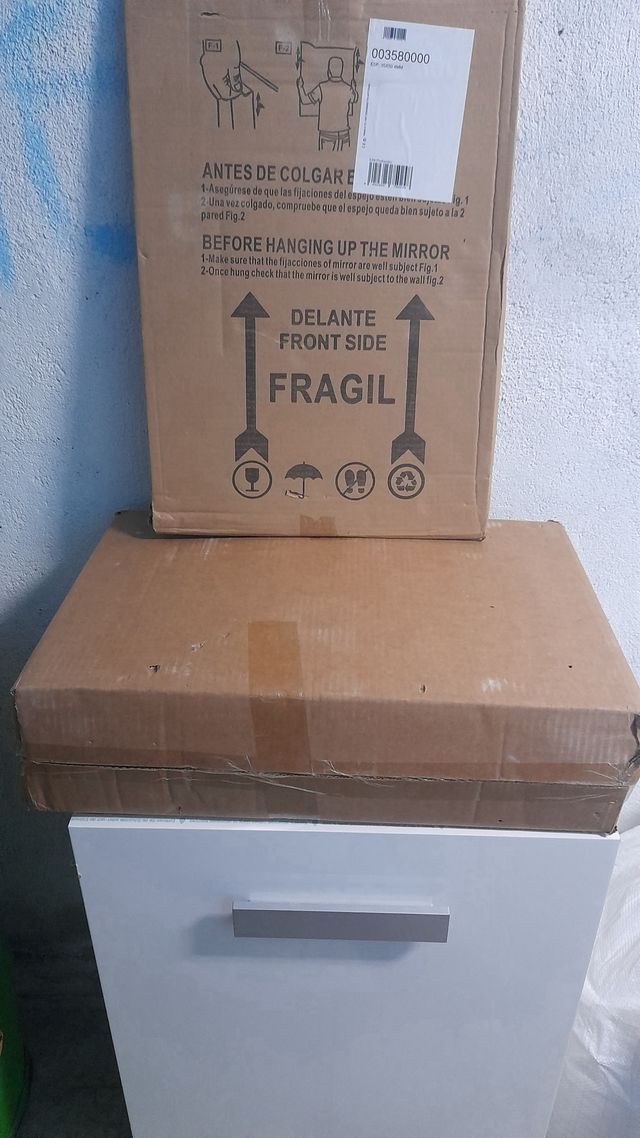 Mueble de baño blanco y plateado