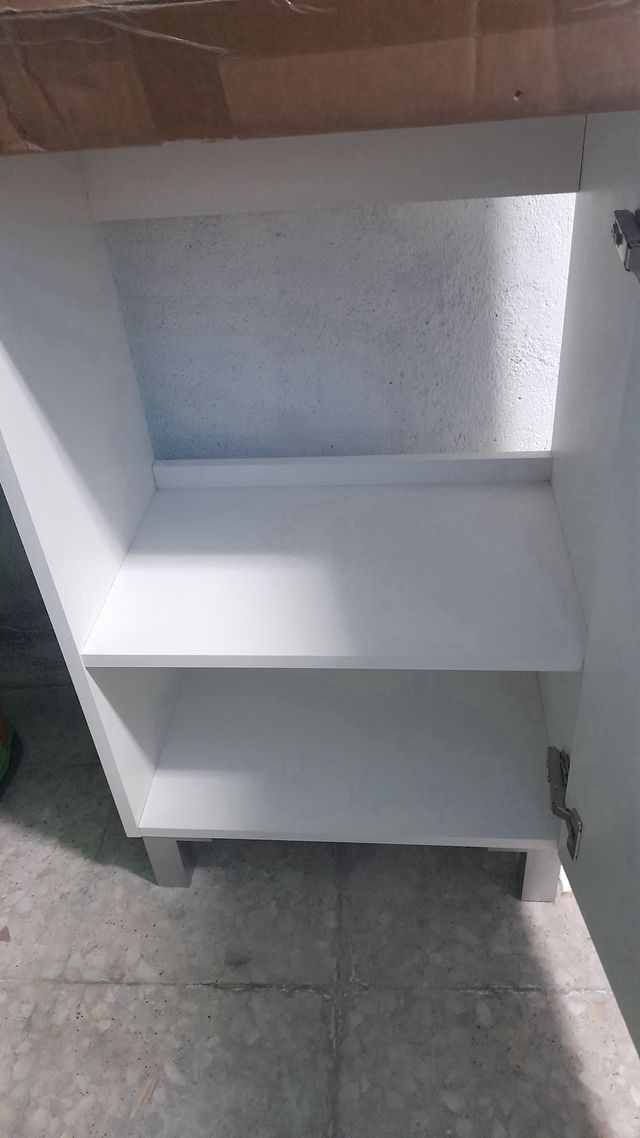 Mueble de baño blanco y plateado