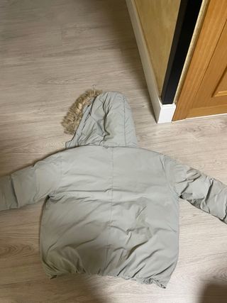 Plumas gris con capucha. talla 7 años