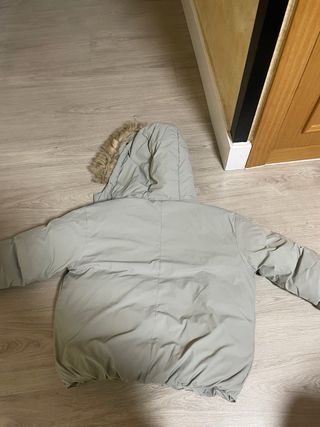 Plumas gris con capucha. talla 7 años