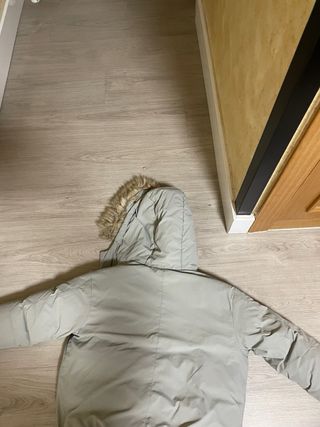 Plumas gris con capucha. talla 7 años