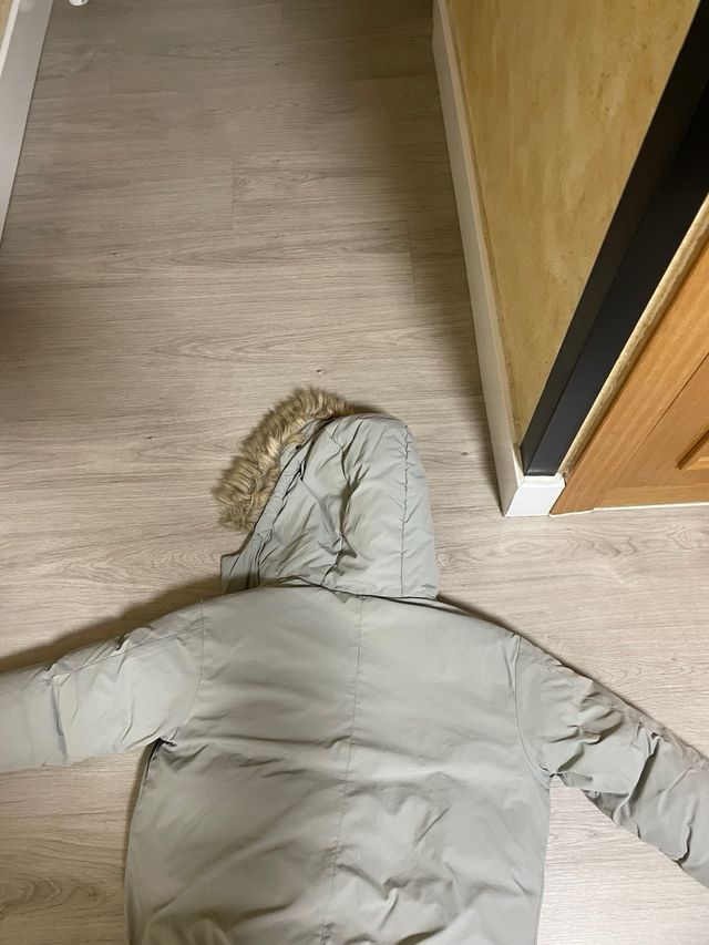 Plumas gris con capucha. talla 7 años