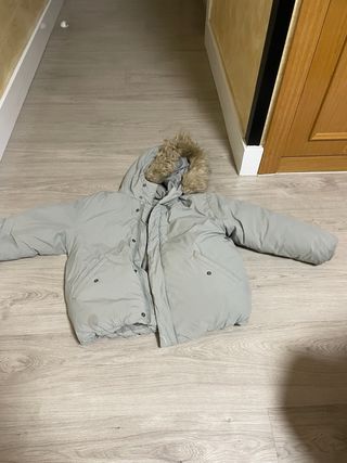 Plumas gris con capucha. talla 7 años