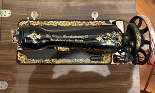 Máquina de coser Singer antigua + mueble