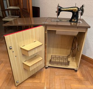 Máquina de coser Singer antigua + mueble