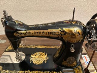 Máquina de coser Singer antigua + mueble