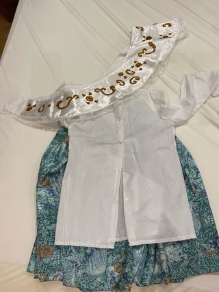Traje regional blanco y verde