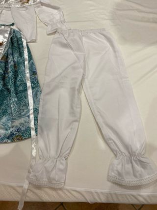 Traje regional blanco y verde