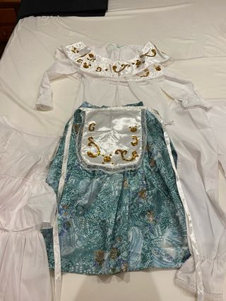 Traje regional blanco y verde