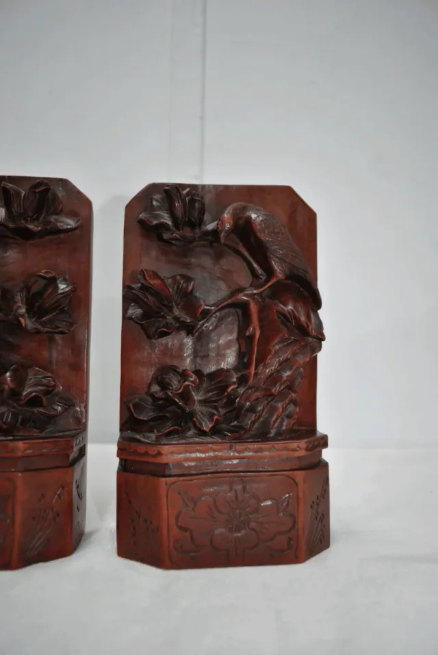 Antiguos sujetalibros de madera tallada