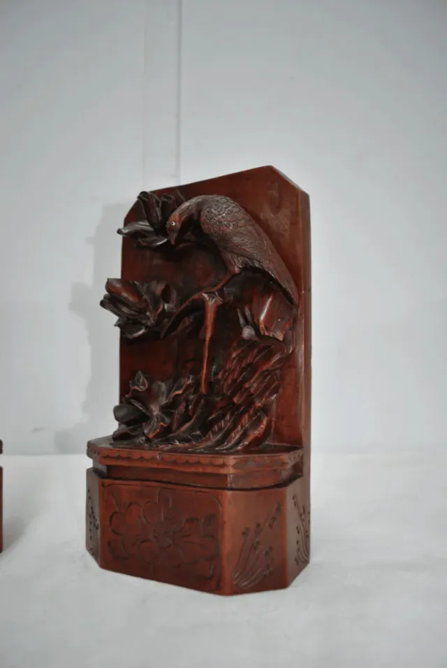 Antiguos sujetalibros de madera tallada