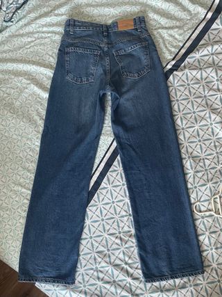 Pantalón vaquero wide leg roto.