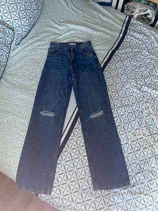 Pantalón vaquero wide leg roto.