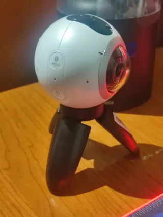 Cámara Samsung Gear 360 + Accesorios
