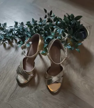 Zapatos de tacón dorados