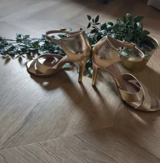 Zapatos de tacón dorados