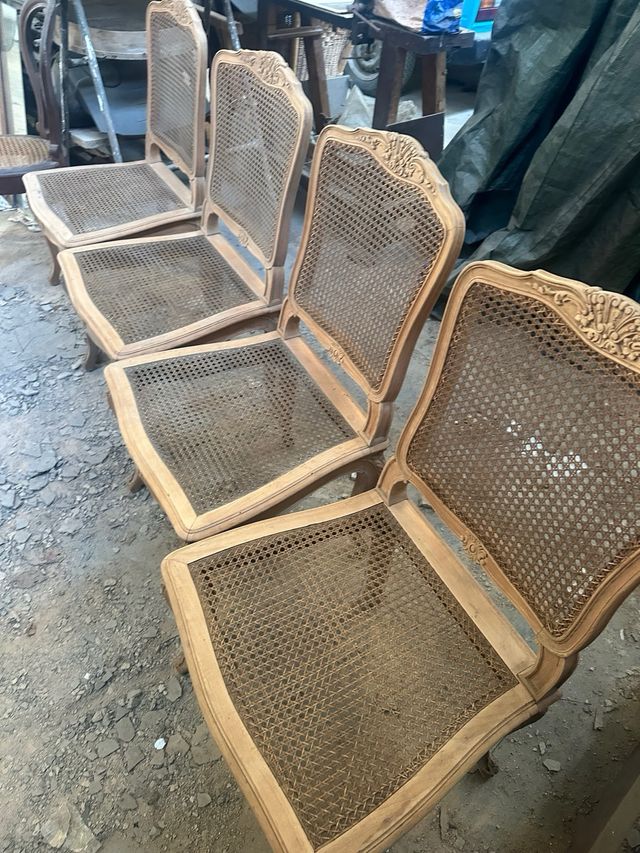 Sillas de madera con rejilla