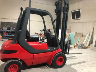 Carretilla elevadora Linde roja