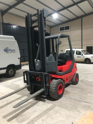 Carretilla elevadora Linde roja