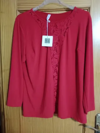 Blusa roja con encaje