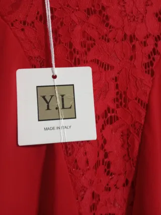 Blusa roja con encaje