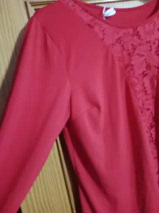 Blusa roja con encaje