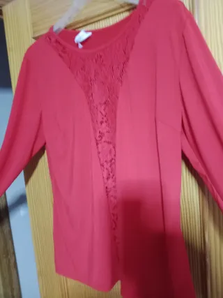 Blusa roja con encaje