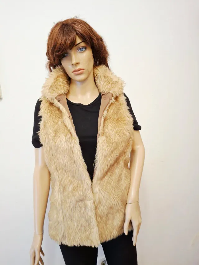 Chaleco de pelo beige y negro