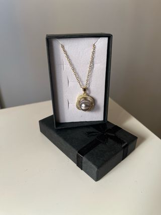 Collar chapado oro de 18 kilates con perla gris